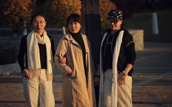 女的一边迈开腿一边喊疼